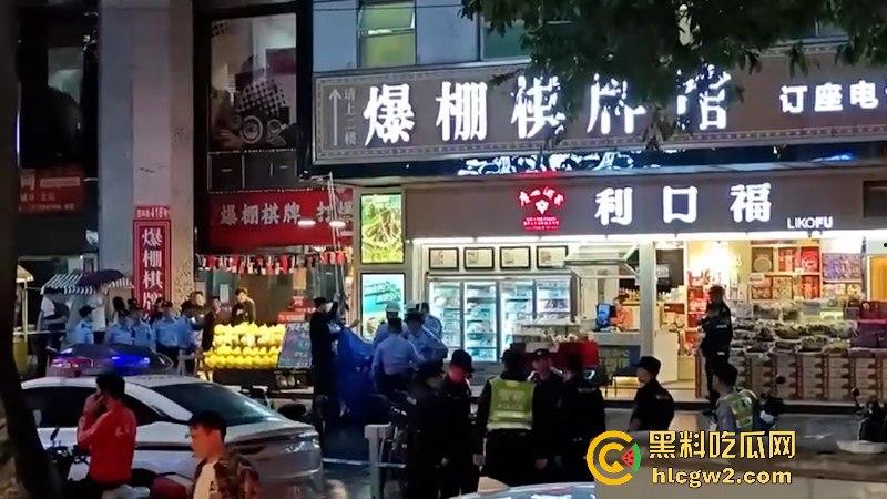 这不是拍戏！广州南沙一男子情绪失控街头挥刀砍人又割喉 被害人当场盖布 好吓人！-6