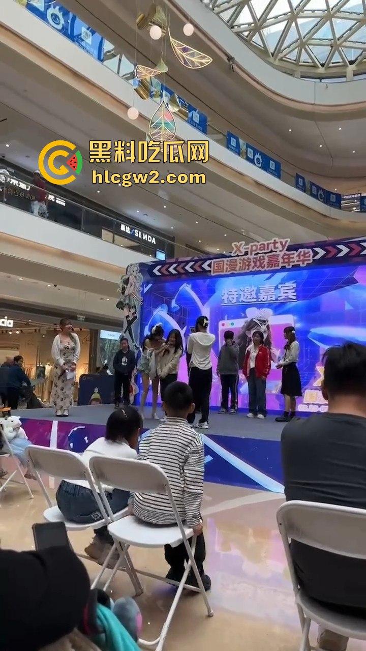 杭州某商场为了流量不择手段！烧鸡表演毒害下一代，家长怒斥要严惩！-3