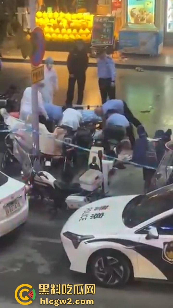 这不是拍戏！广州南沙一男子情绪失控街头挥刀砍人又割喉 被害人当场盖布 好吓人！-11