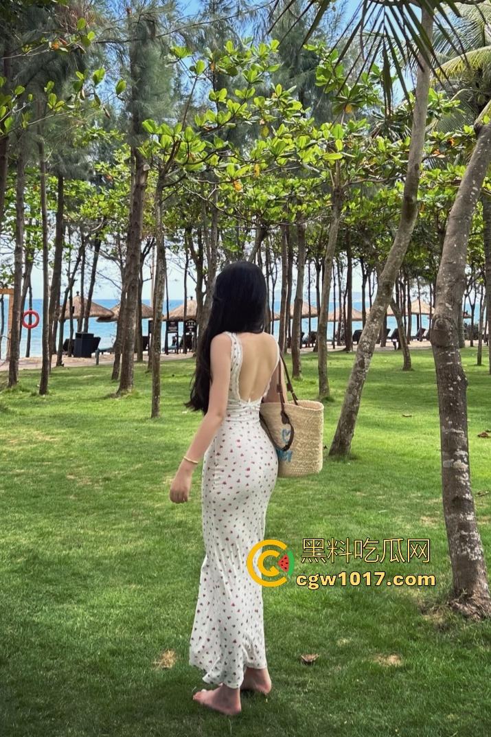 天津南开中学【王雨菲】，白皙粉嫩的乳头加上蓝瞳妆容，手握鸡巴扇奶子，口爆满嘴精液太多盛不住！-1