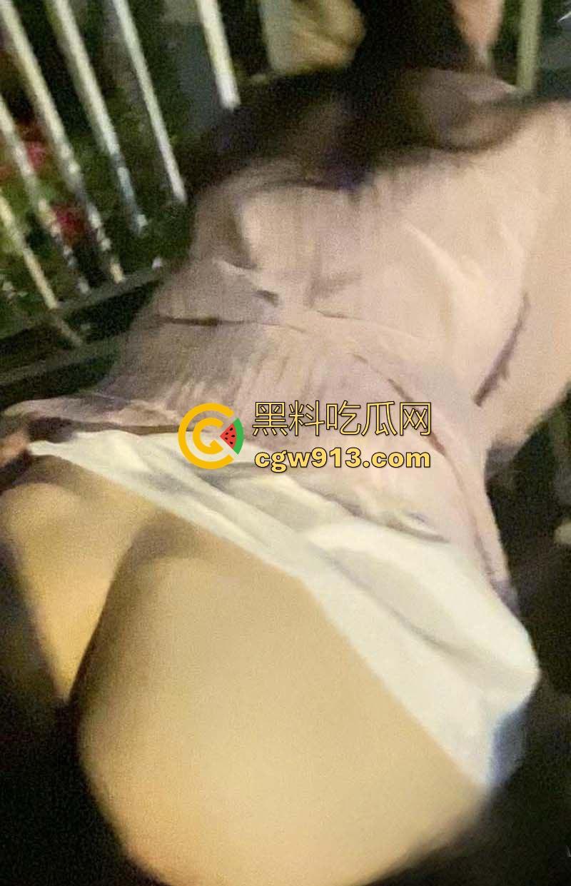 海角大神，尝试与亲妹妹人行天桥上刺激野战，全方位打桩被湿滑蜜舌榨干，真的太刺激了！-7