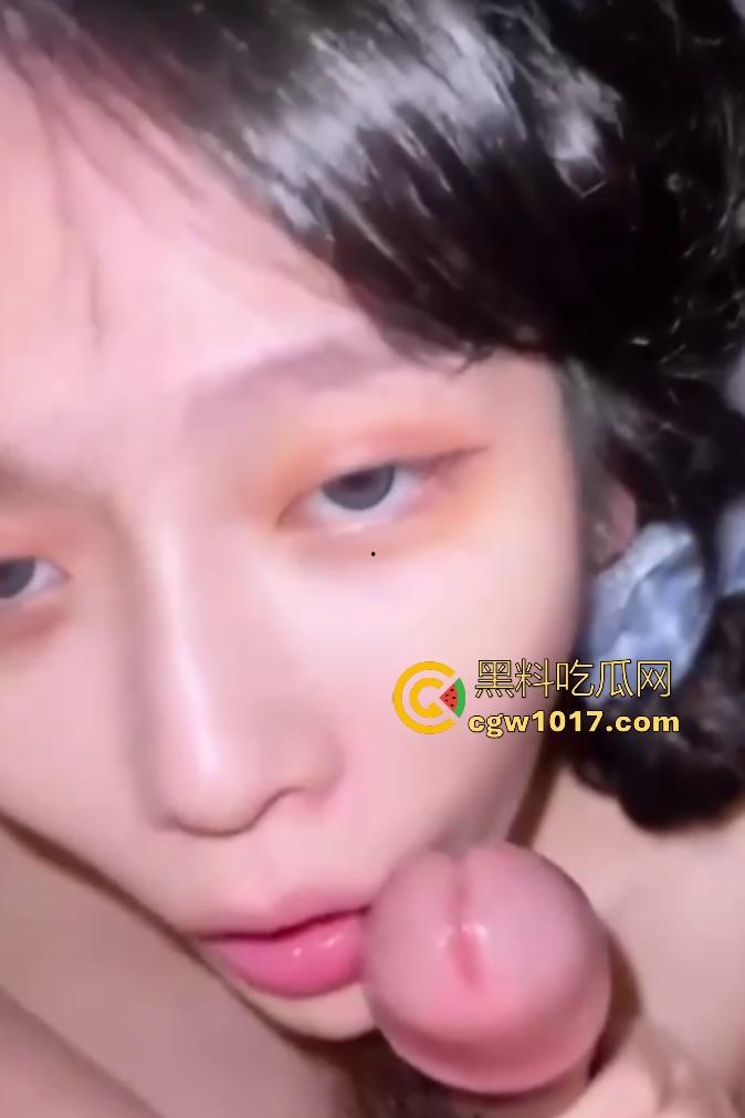 天津南开中学【王雨菲】，白皙粉嫩的乳头加上蓝瞳妆容，手握鸡巴扇奶子，口爆满嘴精液太多盛不住！-6