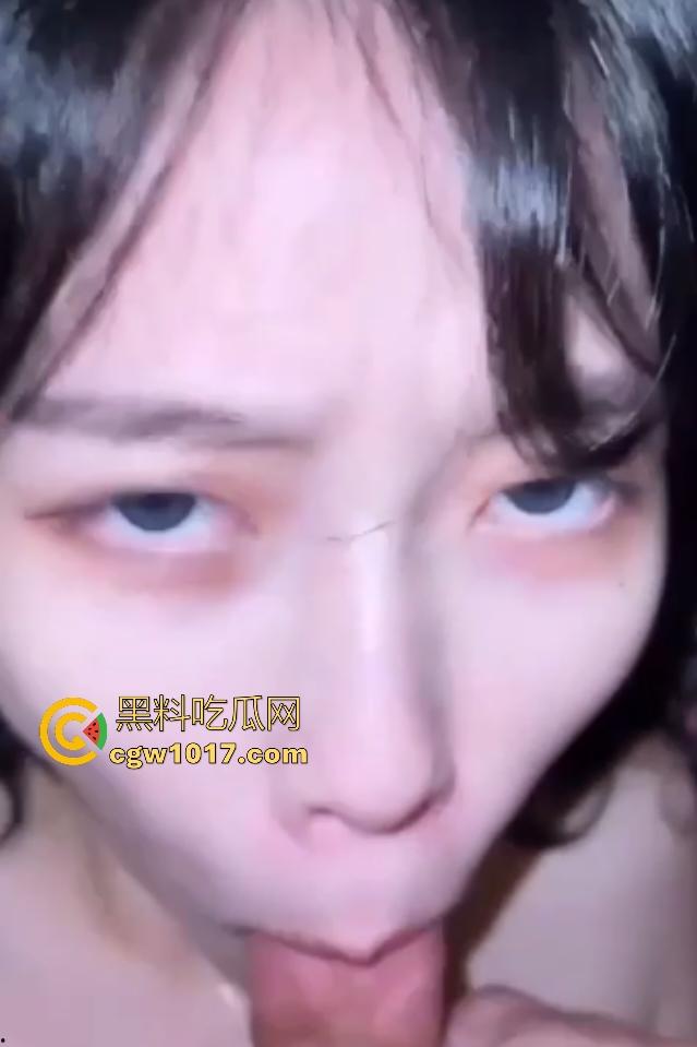 天津南开中学【王雨菲】，白皙粉嫩的乳头加上蓝瞳妆容，手握鸡巴扇奶子，口爆满嘴精液太多盛不住！-7