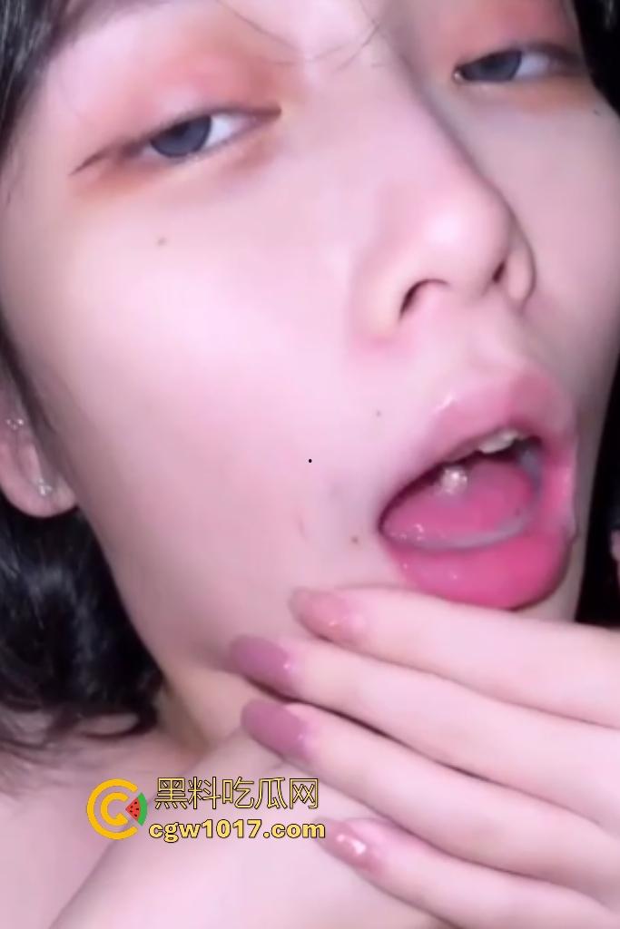 天津南开中学【王雨菲】，白皙粉嫩的乳头加上蓝瞳妆容，手握鸡巴扇奶子，口爆满嘴精液太多盛不住！-8