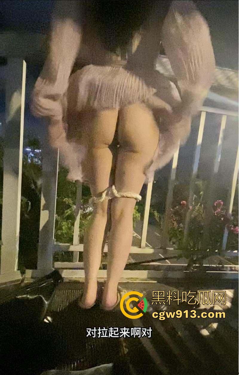 海角大神，尝试与亲妹妹人行天桥上刺激野战，全方位打桩被湿滑蜜舌榨干，真的太刺激了！-13