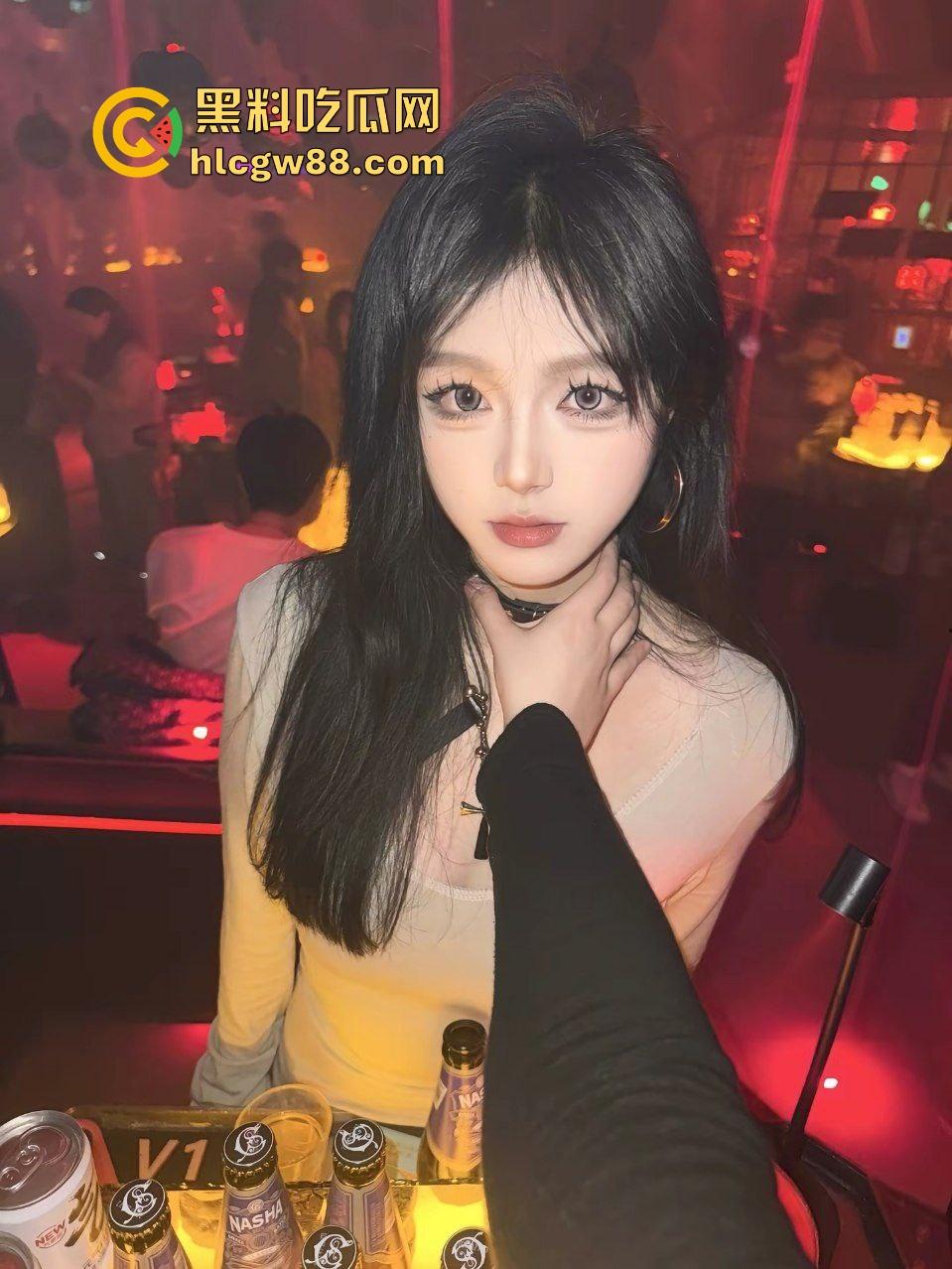 抖音极品纯欲女大反差婊【瞌睡小Q】空乘高冷女神混迹酒吧,油腻大叔砸钱酒店打炮冲刺!-4