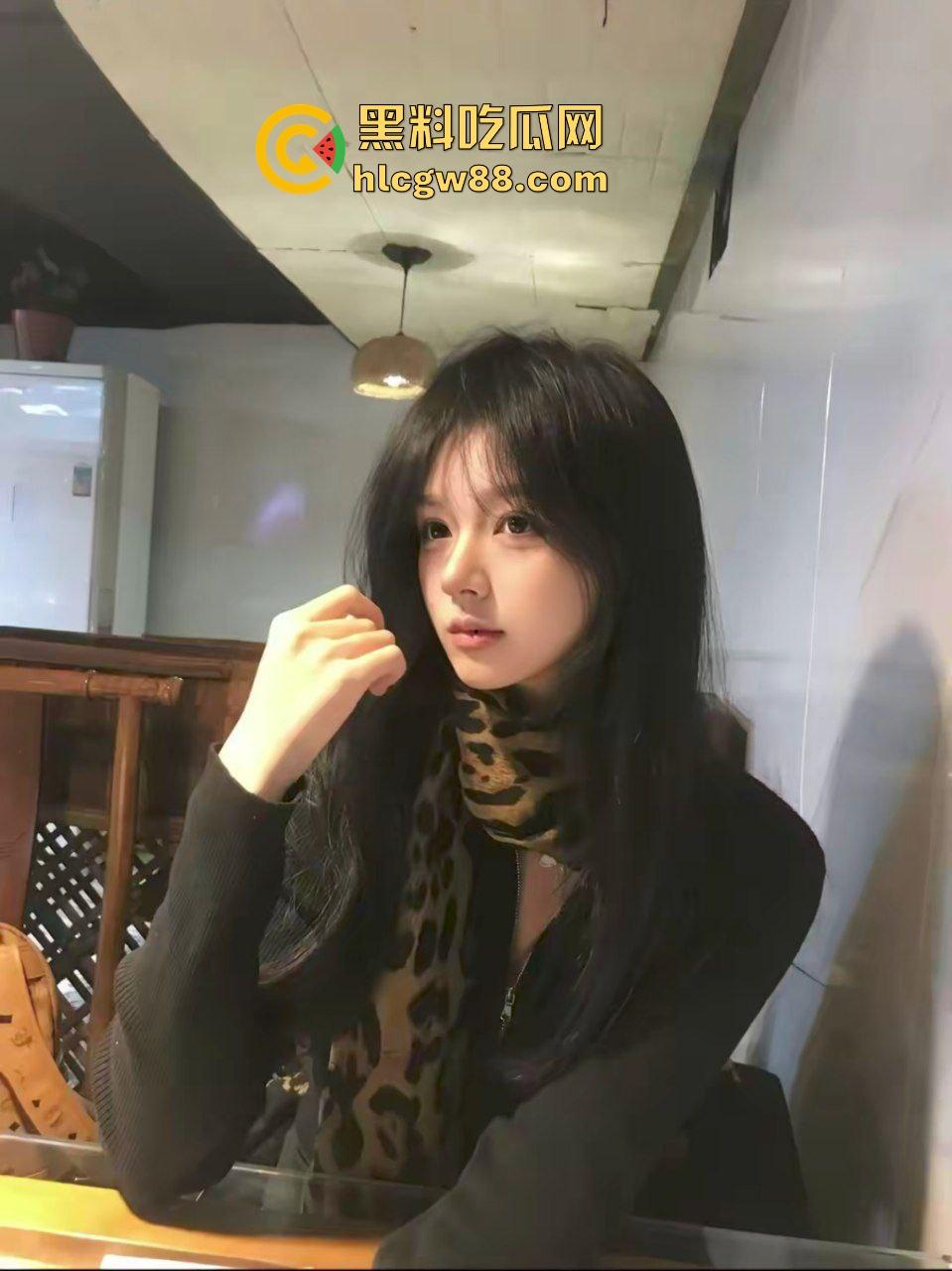 抖音极品纯欲女大反差婊【瞌睡小Q】空乘高冷女神混迹酒吧,油腻大叔砸钱酒店打炮冲刺!-5