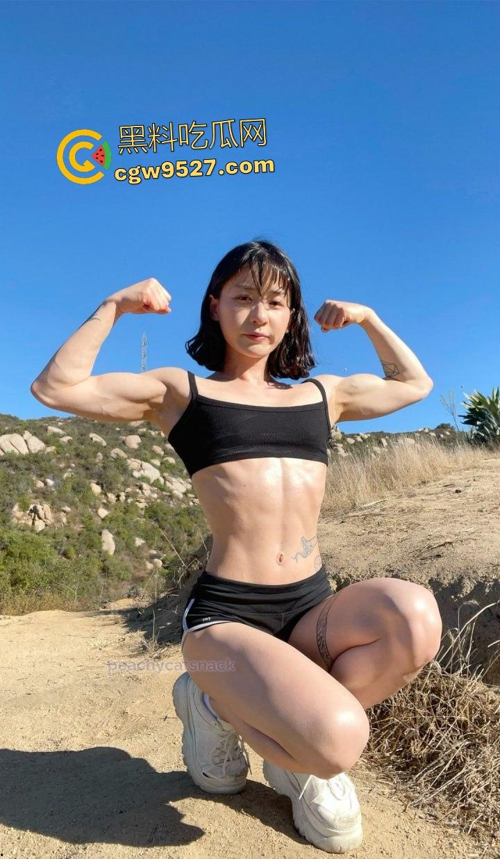 OnlyFans健身博主【Peachycatsnack】户外裸露秀逼!巨豆逼练有氧,回到家就震动棒突突按摩放松!-1