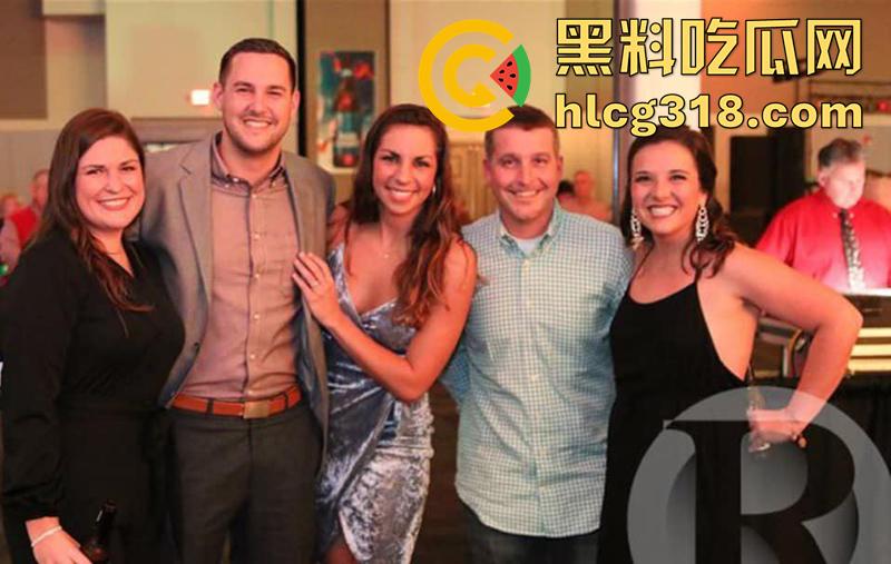 美国媚黑淫妻母狗，被绿帽老公带着和黑人群p，三根黑屌轮流抽插，前后夹击操的淫妇惨叫不断！-1