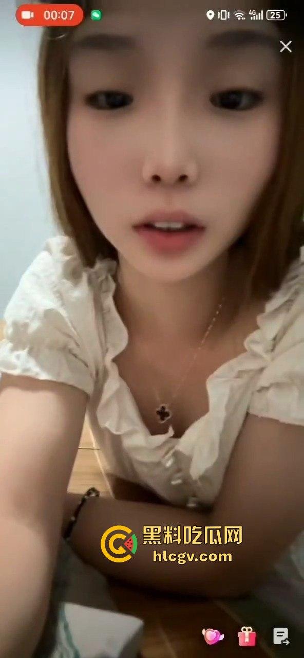 抖音快手走光合集，为流量真空直播成标配？学生妹刚成年就漏奶求粉，社会风气真是越来越离谱！-6