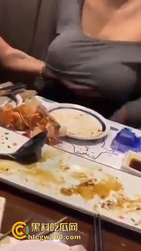 餐桌上开放骚人妻，奇葩操作一个比一个亮眼为了逃酒啥事都能干出来，画面劲爆开放 小编推荐！！-7