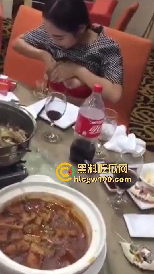 餐桌上开放骚人妻，奇葩操作一个比一个亮眼为了逃酒啥事都能干出来，画面劲爆开放 小编推荐！！-12