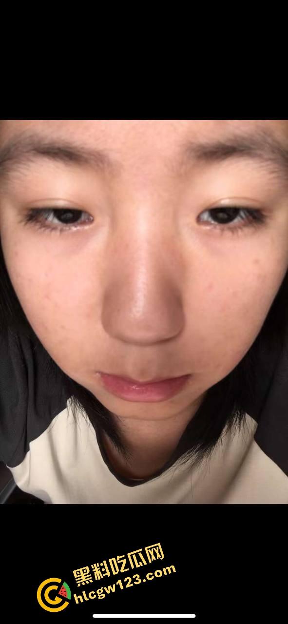 隔壁女租客【王梦】太会舔了！第一次口交就拉丝流白，跪着舔精不带擦，跪着舔完还乖乖自己坐上来！-4