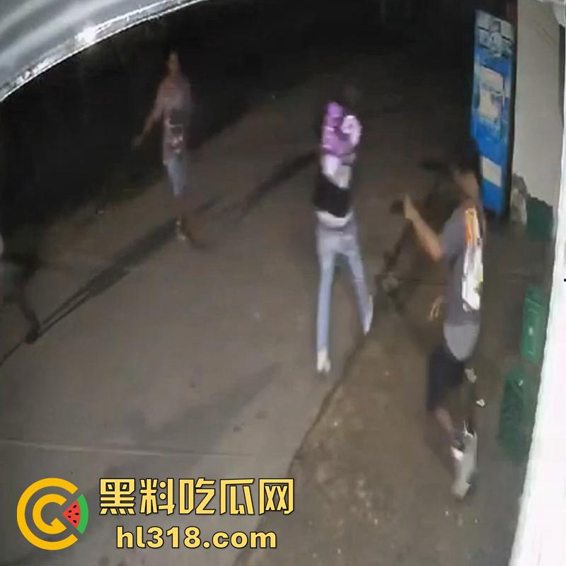 美国夜晚的恐怖，两拨黑哥发生冲突，老黑一刀将对方手掌切断，这刀是真快啊，这回估计要赔钱啦！-6