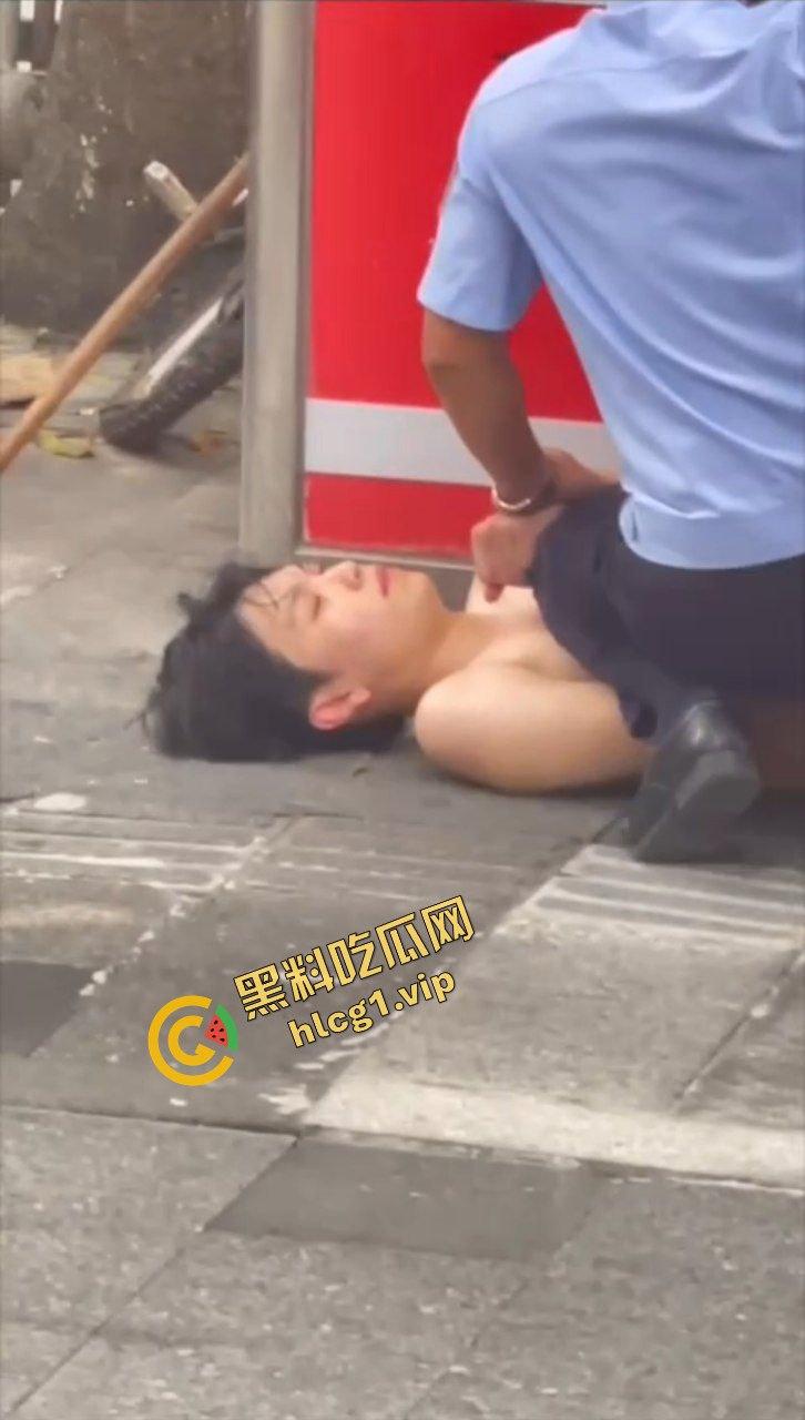 广东广州惊现帅哥裸男！一路猥亵女子 一同上车！炸裂全网！-8