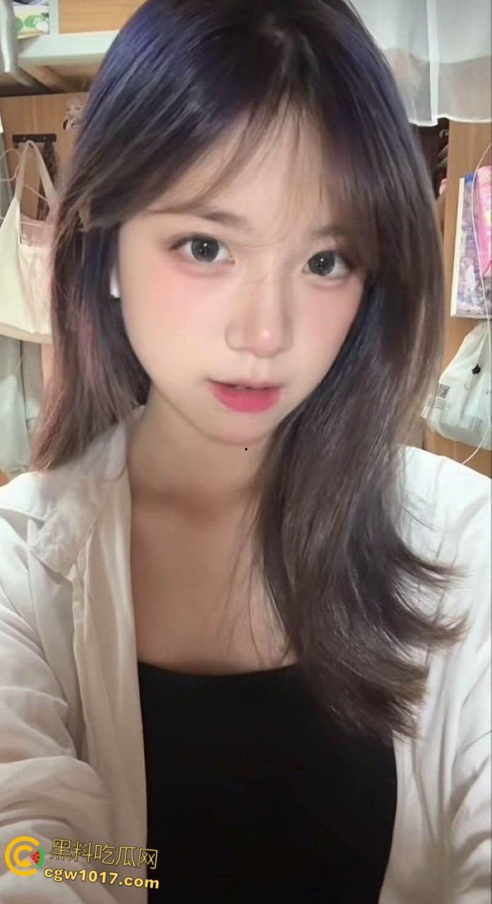 杭州清纯妹子【李一涵】，和男友自拍做爱，小骚逼年龄不大性欲极强，粉嫩小穴被无套内射，精液缓缓流出！-4