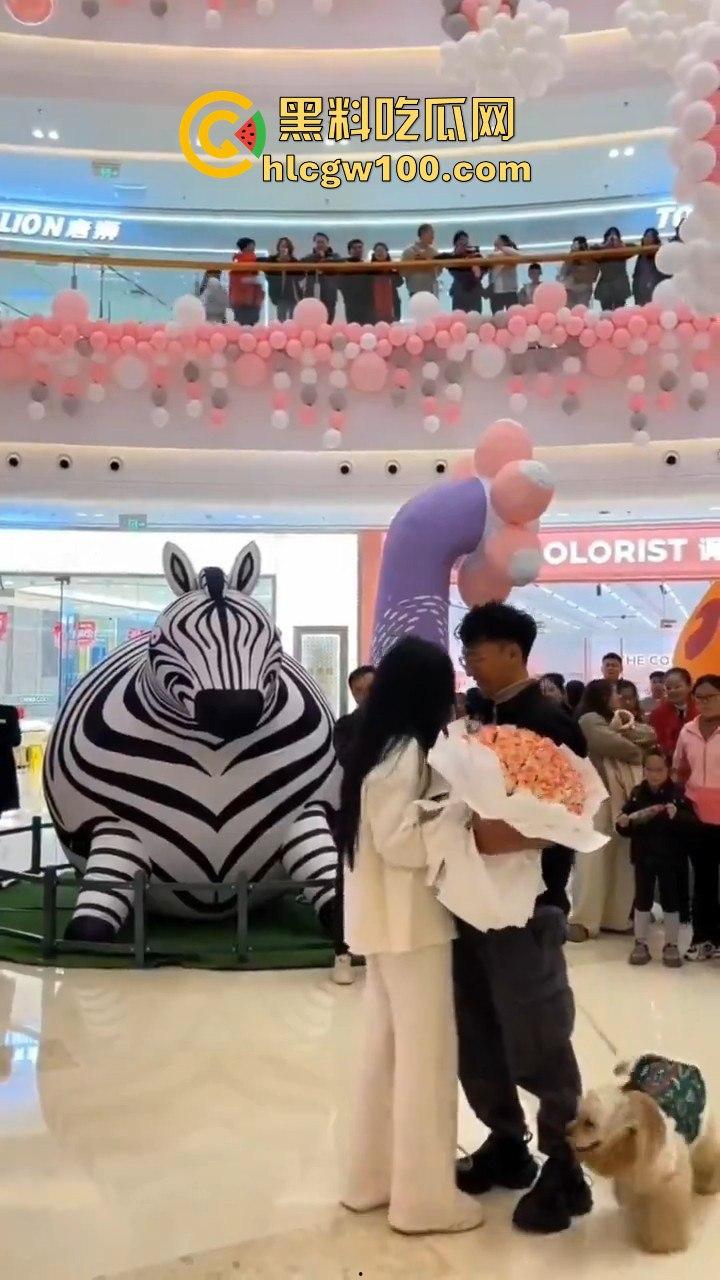 云南保山市君悦广场男子【王麒麟】表白成功，不料给正牌女友抓包，时间管理大师错误案例！！-4