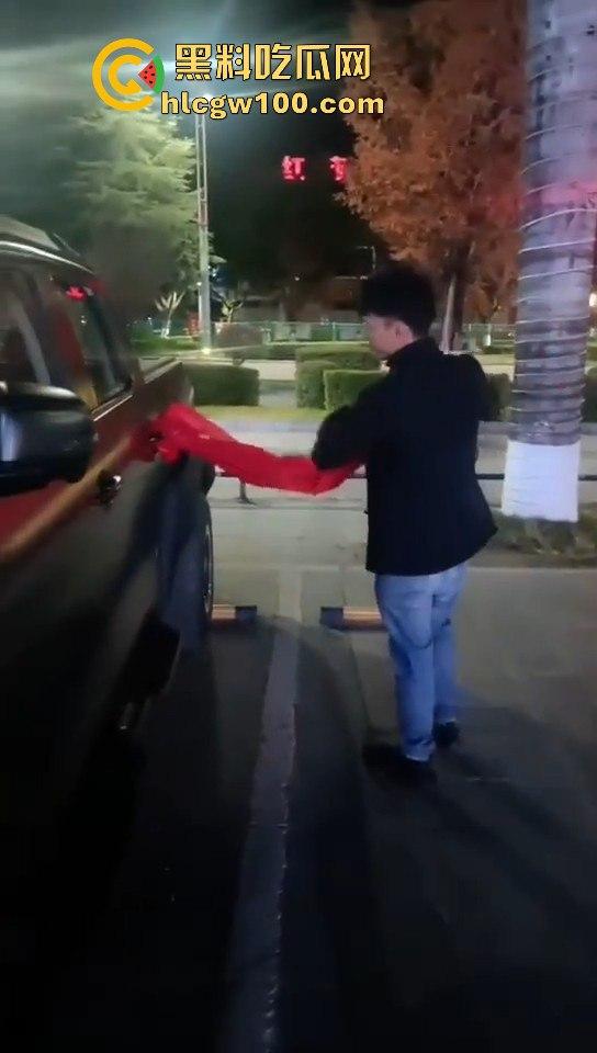 云南保山市君悦广场男子【王麒麟】表白成功，不料给正牌女友抓包，时间管理大师错误案例！！-8