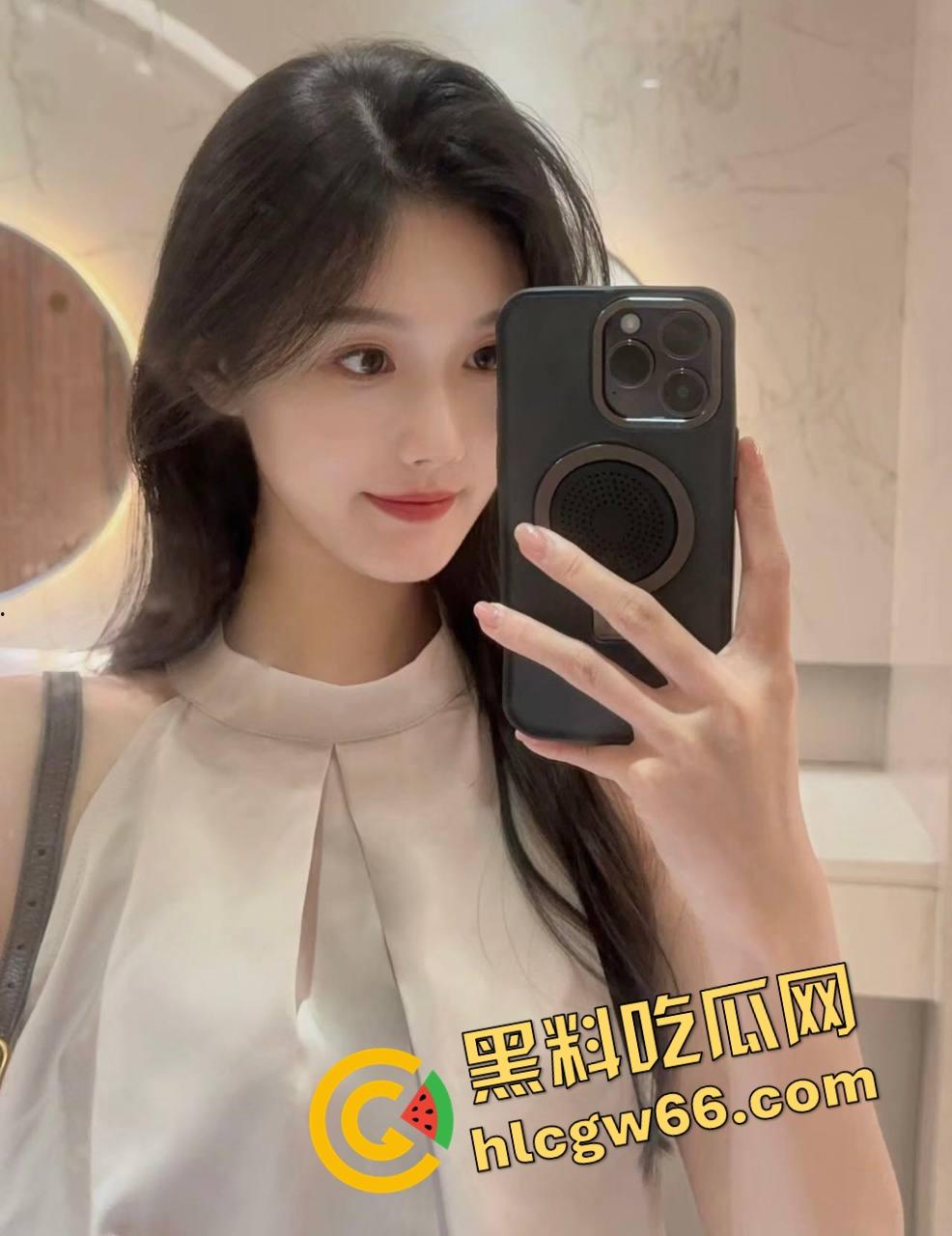 上海酒吧舔狗原形毕露，喝着喝着就脱女神鞋开始狂舔，舔得跟吃人参果一样，这舔法找条狗都得敬礼！-2