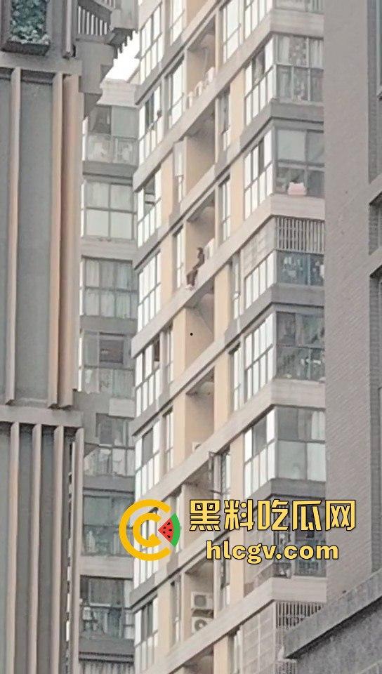重庆男子跳楼导致外卖延时送达，外卖小哥们却在现场吃瓜！-5