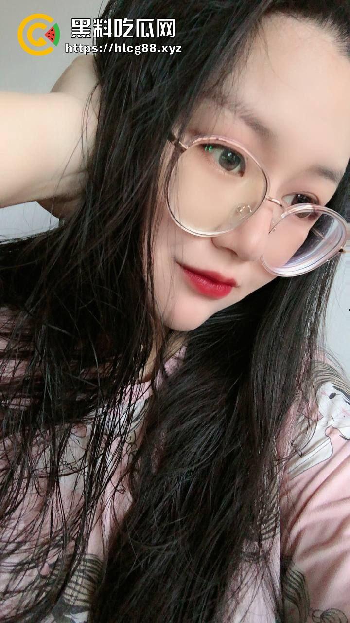 山西【马元媛】幼儿园老骚猪穿护士装被男人操翻天，奶子抖得像猪脸肉，白天教娃晚上舔屌！-7