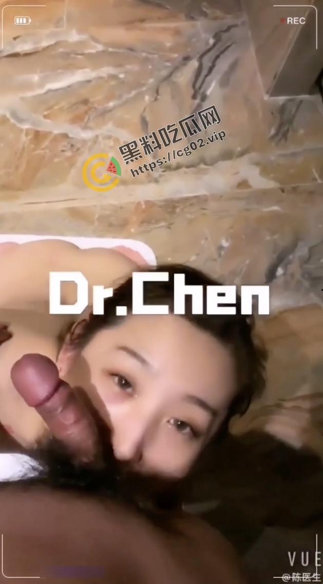 大一学妹竟是反差母狗！推特大神 Drchen 初次调教大一学妹 3p、舔脚、喝尿内部资源露脸版视频流出-8