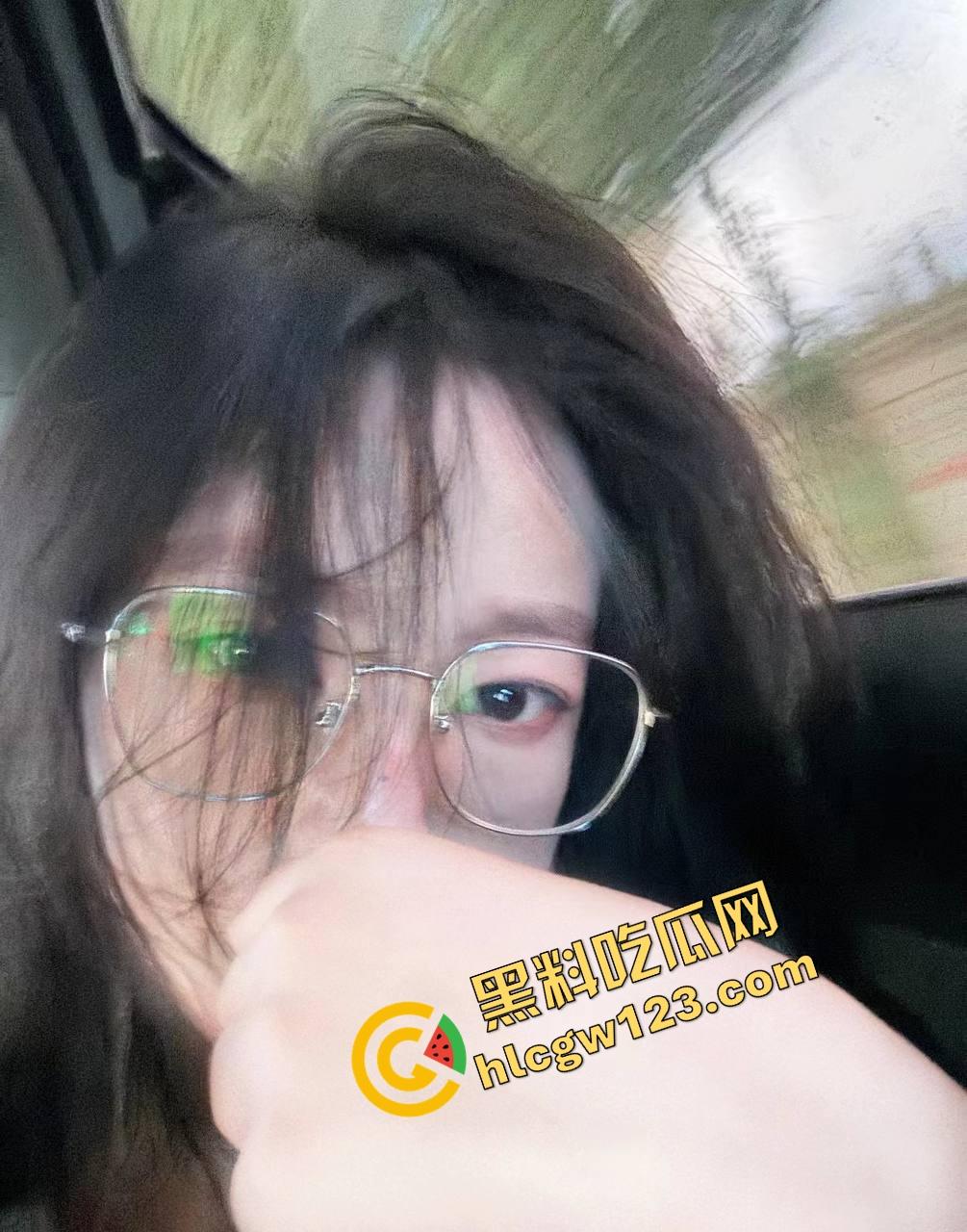 西南石油大学学妹『王雨萌』长相单纯像初恋，私下舔脚吃鸡样样来，深喉吞精把自己都YUE吐了！-1