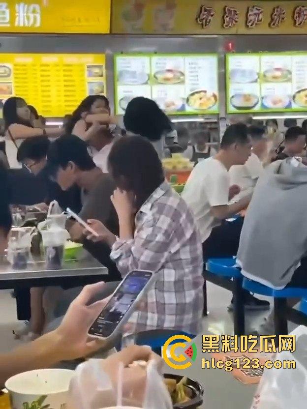 长沙大学食堂撕逼大戏！学姐内衣都被扯了，旁边人继续低头吃饭真心稳！-2