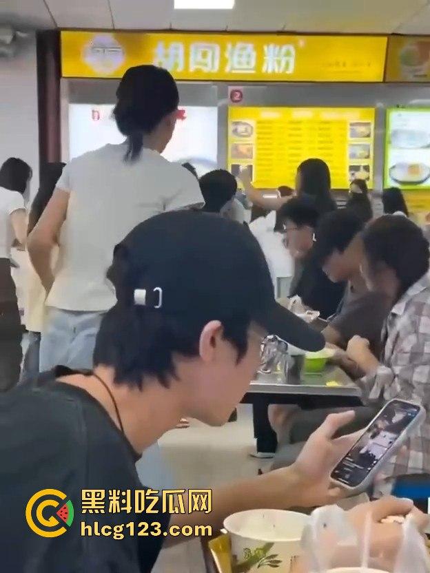 长沙大学食堂撕逼大戏！学姐内衣都被扯了，旁边人继续低头吃饭真心稳！-3