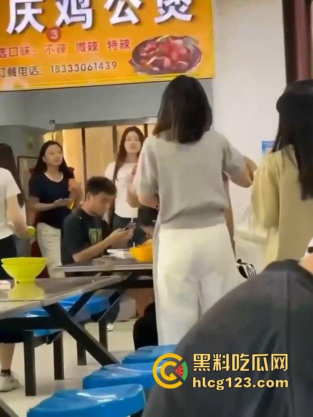 长沙大学食堂撕逼大戏！学姐内衣都被扯了，旁边人继续低头吃饭真心稳！-5