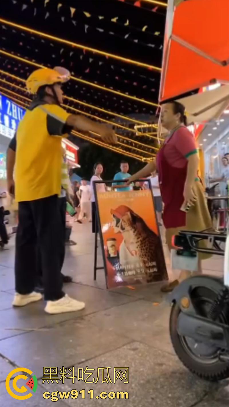 东莞金沙湾外卖员大战，嚣张小哥辱骂店主，儿子气不过叫人群殴，两方多人混战，当代古惑仔啊！-1