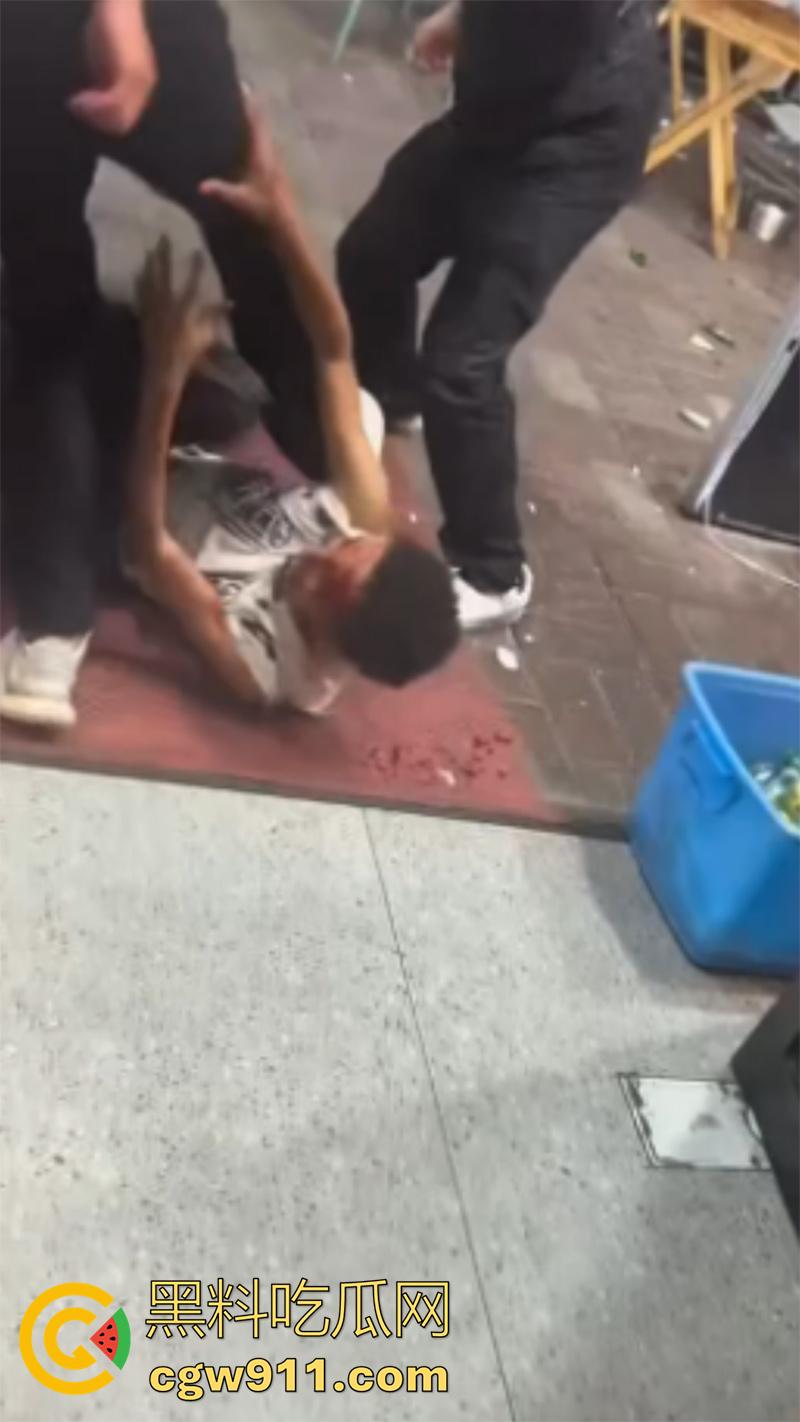 东莞金沙湾外卖员大战，嚣张小哥辱骂店主，儿子气不过叫人群殴，两方多人混战，当代古惑仔啊！-4
