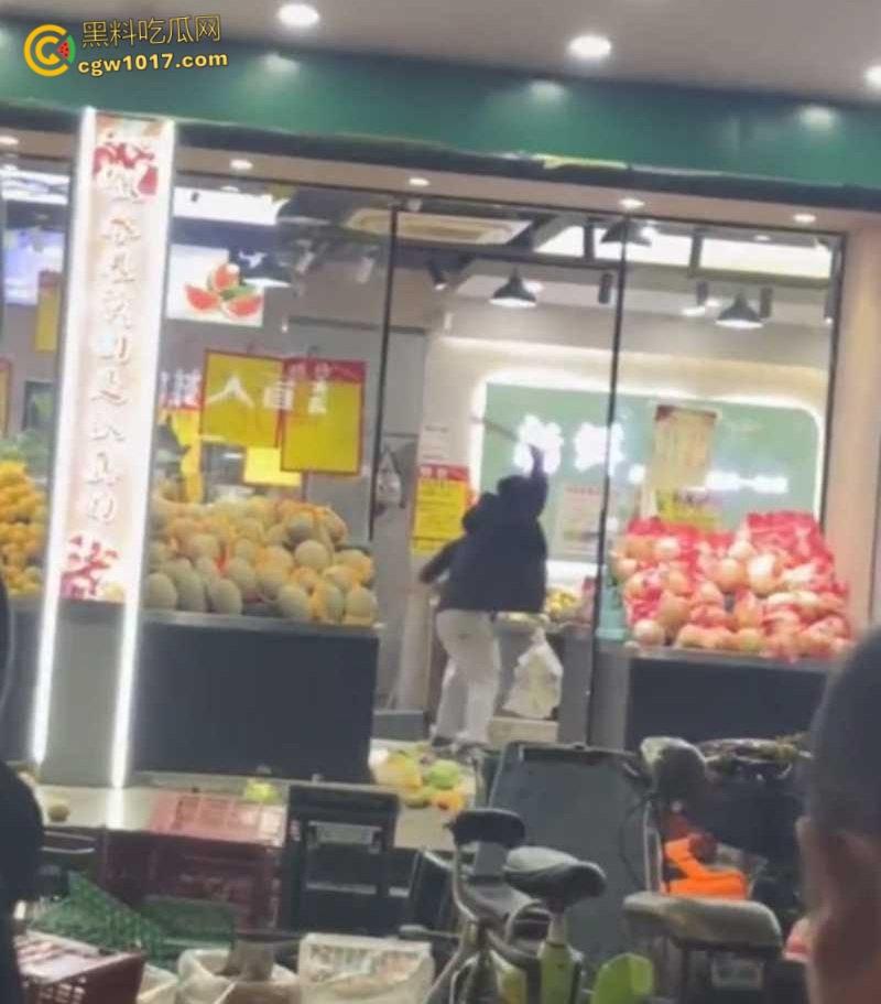 杭州乔司街道水果店，男子因老板拖欠数月工资，生活彻底陷入绝境，压力爆发打砸水果店混乱！-3