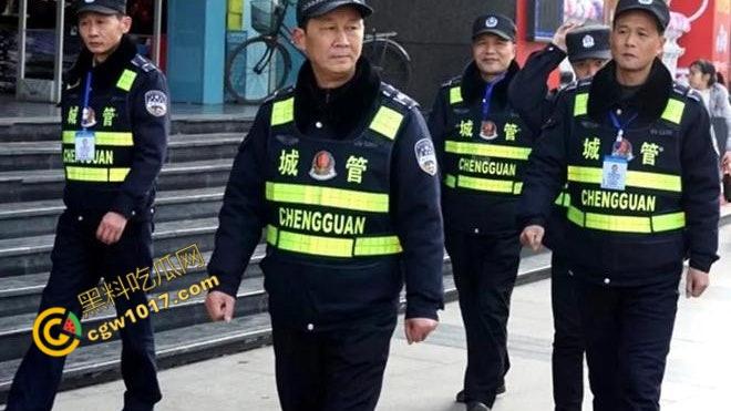 新疆男子勇斗城管！刀光闪烁，威风凛凛，城管悲惨跪地求饶，差点命丧黄泉！-1