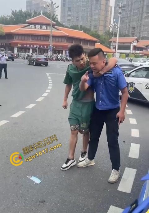 新疆男子勇斗城管！刀光闪烁，威风凛凛，城管悲惨跪地求饶，差点命丧黄泉！-7