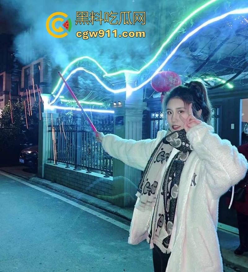 湖北师范大学毕业的极品幼师【彭恋雅】位证上她笑靥如花，私下却被猛插到痉挛，手足榨精站立打桩爆操！-4