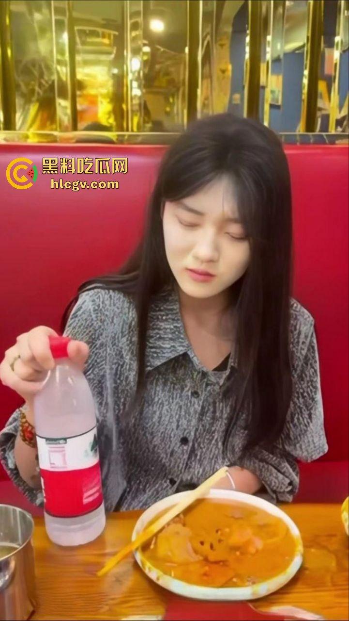 瓜友投稿火锅聚会女友闺蜜喝断片，趁机无套直入粉嫩鲍鱼！极品闺蜜醉酒后被玩弄一夜疯狂内射！-6