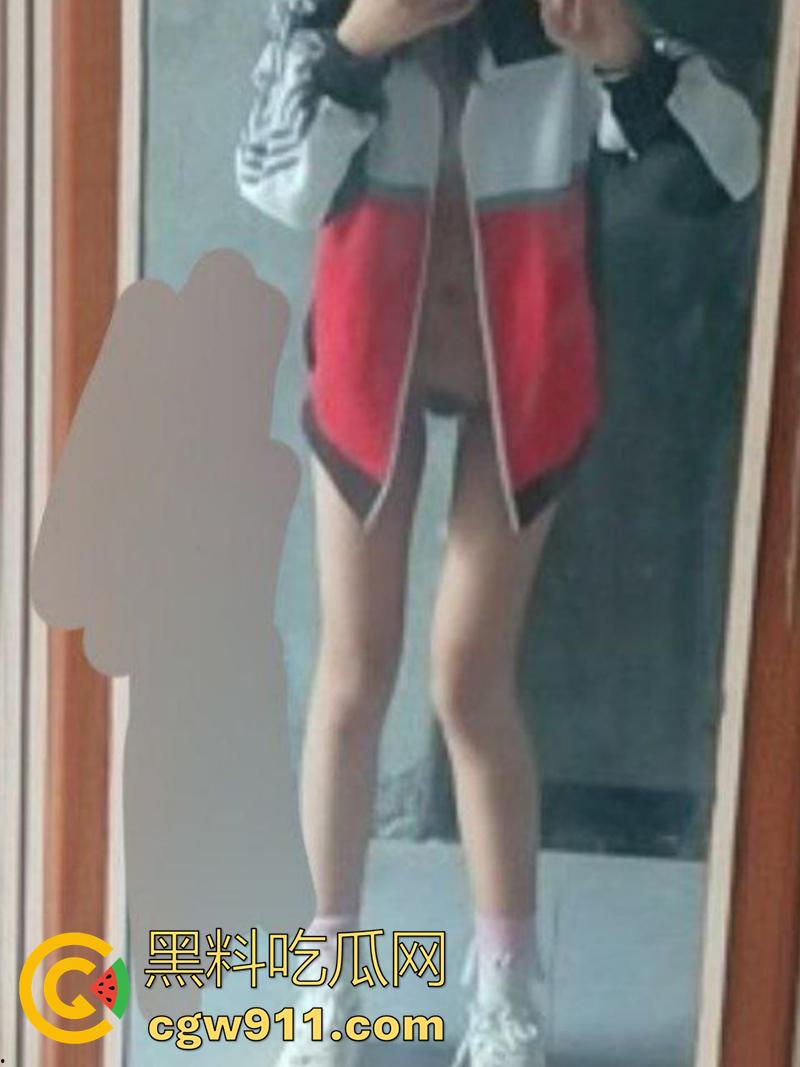 穿校服的高中乖乖女，网恋矮肥搓已婚大叔，奔现被大叔调教成母狗，制服舔脚毒龙喝尿，被大叔发出来炫耀曝光！-4