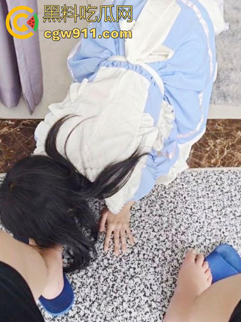 穿校服的高中乖乖女，网恋矮肥搓已婚大叔，奔现被大叔调教成母狗，制服舔脚毒龙喝尿，被大叔发出来炫耀曝光！-8