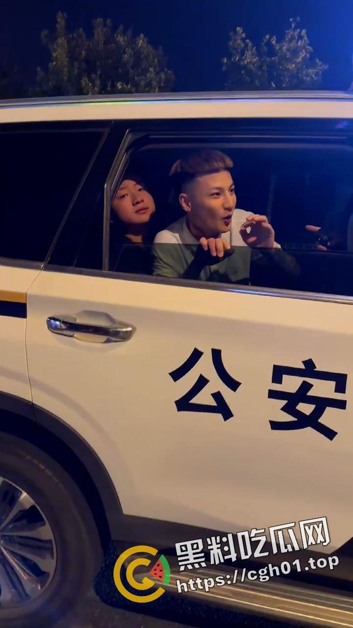 精神小伙夜市大战警察叔叔 拷上警车还在嚣张 吃瓜现场直达-3