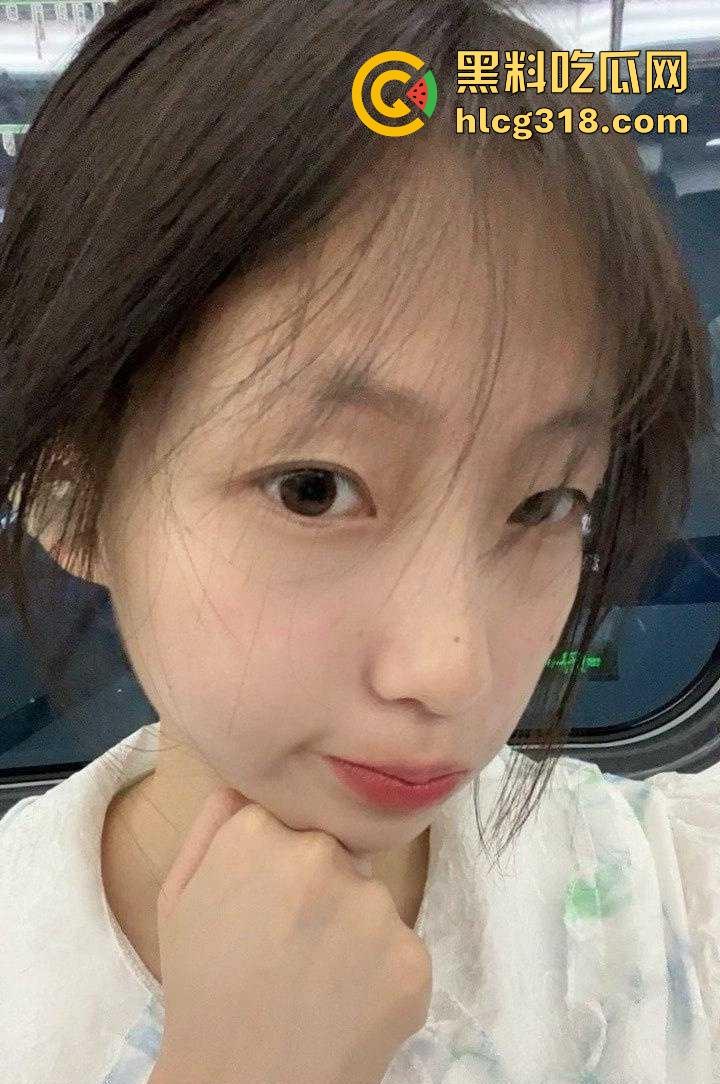 湖南师范学院【黎思瑶】清纯反差萝莉巨乳学妹 刚上大一就被学长拿下 撅着翘臀被无套抽插 ！-1