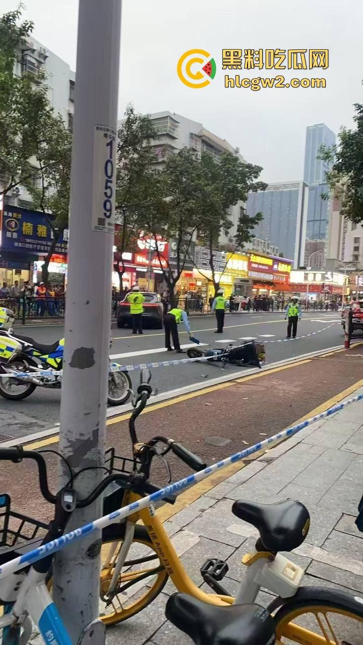 珠海夏湾新能源车失控，撞飞3人血溅街头，司机冷漠围观群众怒骂缺德玩意儿！-4