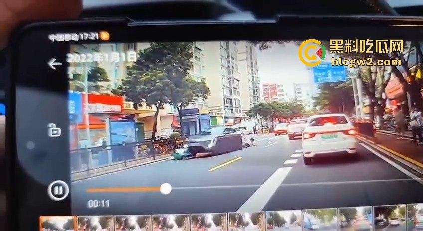 珠海夏湾新能源车失控，撞飞3人血溅街头，司机冷漠围观群众怒骂缺德玩意儿！-5