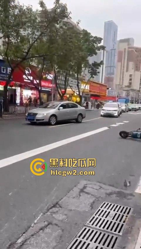 珠海夏湾新能源车失控，撞飞3人血溅街头，司机冷漠围观群众怒骂缺德玩意儿！-11