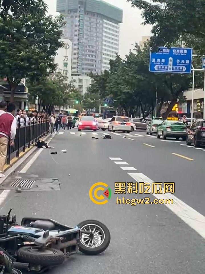 珠海夏湾新能源车失控，撞飞3人血溅街头，司机冷漠围观群众怒骂缺德玩意儿！-12