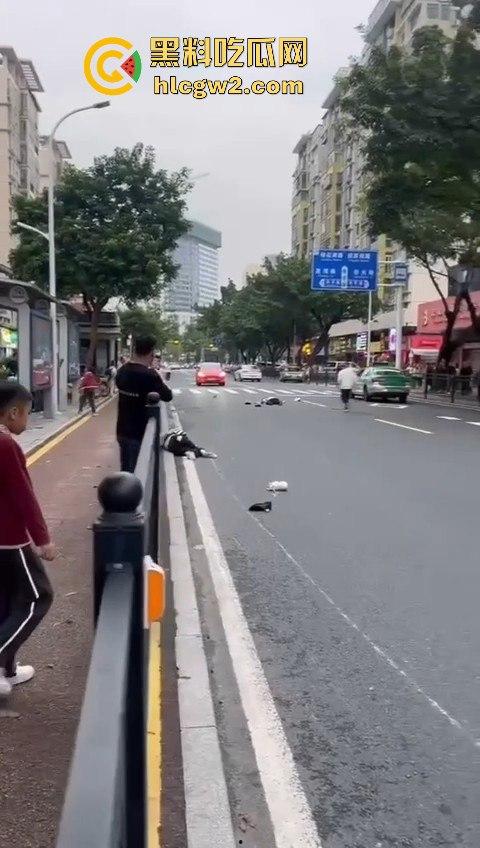 珠海夏湾新能源车失控，撞飞3人血溅街头，司机冷漠围观群众怒骂缺德玩意儿！-13