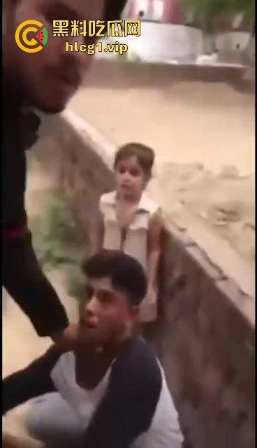 印度阿三小男孩企图性侵女孩被抓！被女孩父亲当场制服，这行为太离谱了！-3