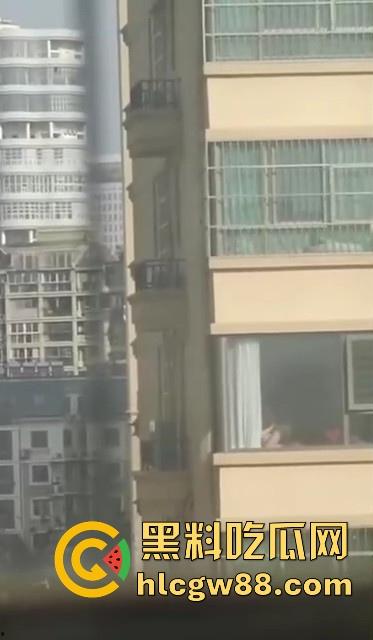 骚货人妻大胆做爱，高楼层 开窗帘让人欣赏，女的还挺主动的一直是骑乘位，看得人心痒痒！-5