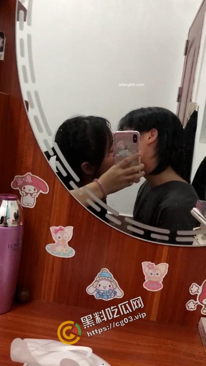 某大学同性恋日常 没鸡巴就用金手指  金手指累了就带着假鸡巴激情做爱-1