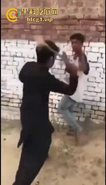 印度阿三小男孩企图性侵女孩被抓！被女孩父亲当场制服，这行为太离谱了！-5